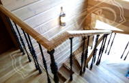 Фото Чугунная лестница с дубовыми ступенями