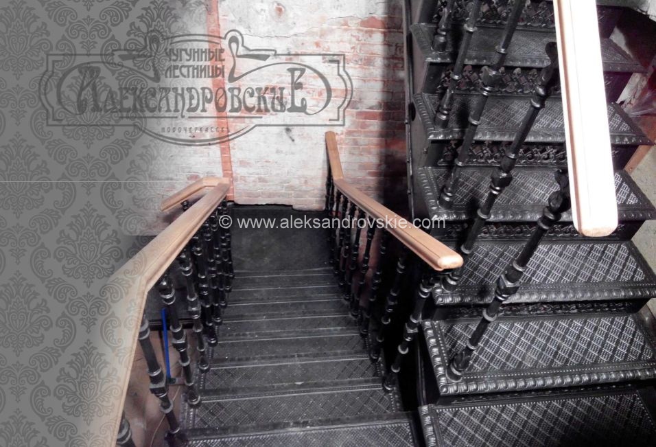 Фото Лестница в нижний храм из чугуна